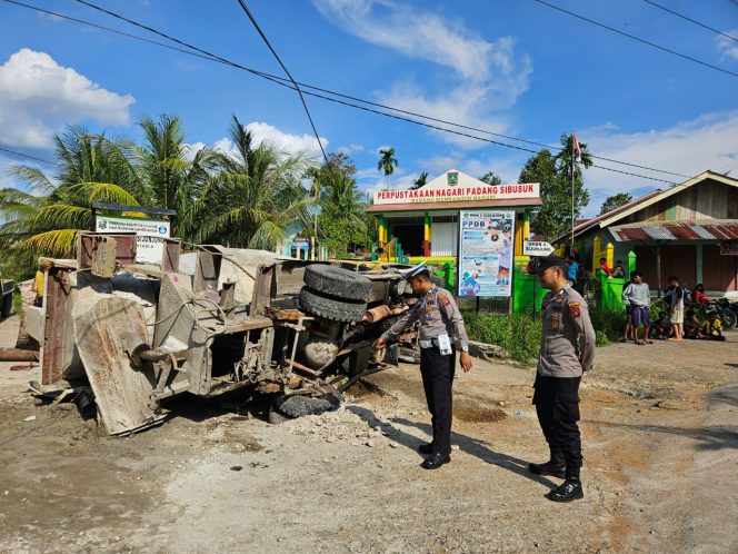 
					Truk Molen Rebah Kuda di Tanjakan SMPN 3 Sijunjung, Lalu Lintas Tetap Terkendali
