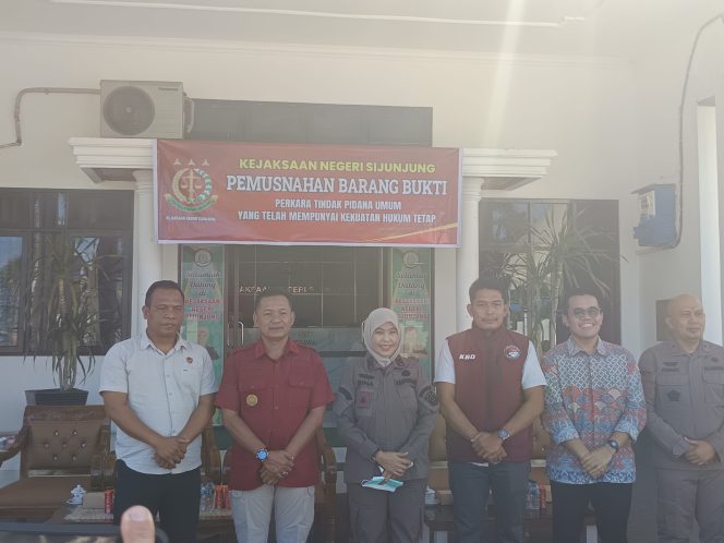 
					106,67 Gram Sabu dan Barang Bukti Lain dari 24 Perkara Tindak Pidana Umum Dimusnahkan di Kejari Sijunjung