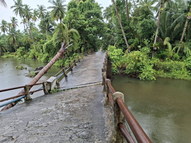 
					Enam Tahun Rusak, Warga Masih Gunakan Jembatan Sungai Sirah Meski Sangat Berbahaya