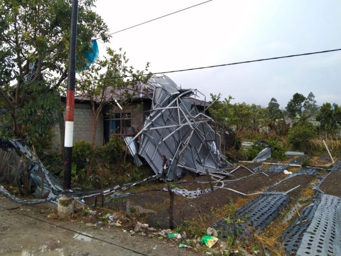 
					Angin Puting Beliung Rusak Rumah Warga di Air Dingin, Solok
