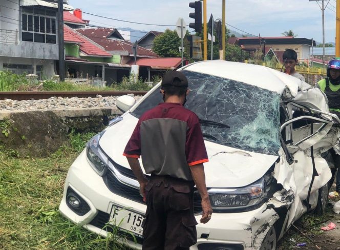 
					Kecelakaan Maut di Padang: Tabrakan Kereta Api Dengan Mobil Brio, 2 Pelajar Meninggal Dunia