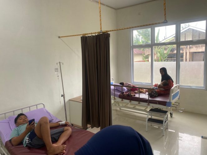 
					127 Warga Agam Dirawat Akibat Dugaan Keracunan MBG, Investigasi Ungkap Masalah Kualitas Air dan Prosedur Dapur