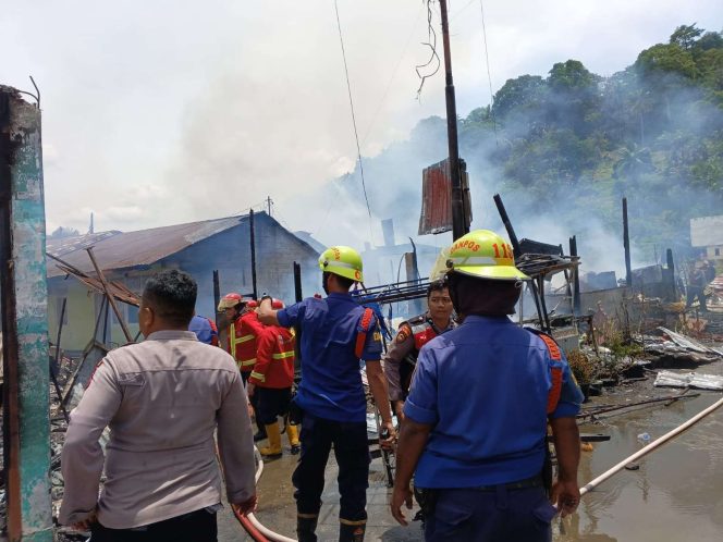 
					Belasan Rumah Warga Terbakar di Padang Selatan
