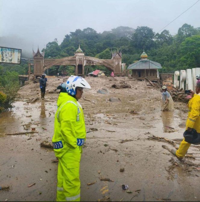 
					Galodo Terjang Jembatan Kembar Padang Panjang, Akses Padang-Bukittinggi Putus Total