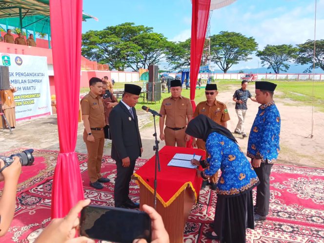 
					Pemkab Solok Lantik 2.436 PPPK Paruh Waktu, Tegaskan Kehadiran Negara di Tengah Masyarakat