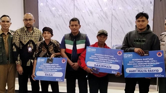 
					Bupati Solok Serahkan Bantuan Dana Tunggu Hunian untuk 300 Korban Bencana