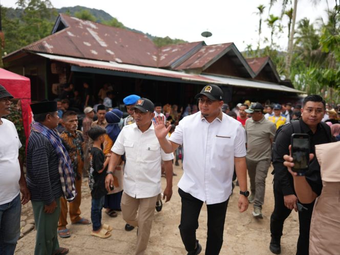 
					Bupati Solok Dampingi Andre Rosiade Resmikan Tower BTS di Nagari Garabak Data