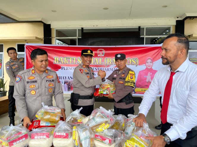 
					Polres Dharmasraya Salurkan 104 Paket Bansos dari Zakat Personel