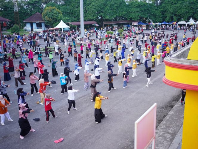 
					Pemkab Solok Gelar Jalan Santai dan Senam Massal di GOR Batubatupang