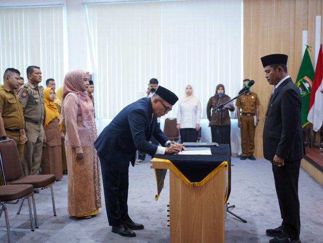 
					Bupati Solok Lantik Penjabat Sekda, Tekankan Pelayanan Prima bagi Masyarakat