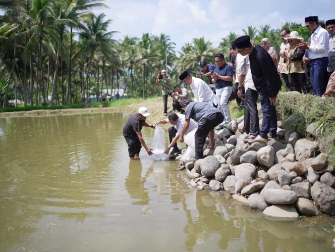 
					Bupati Solok Dampingi KKP Salurkan 120 Ribu Benih Ikan untuk Pulihkan Budidaya Pascabencana